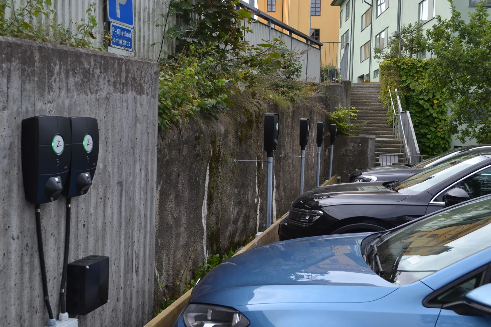 Väggmonterade laddboxar vid parkeringsplatser