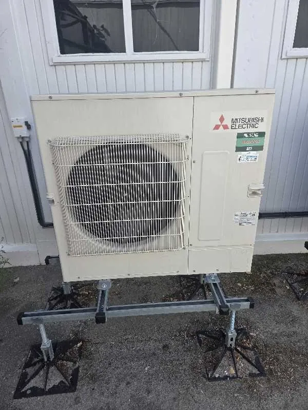 Utedel till luftvärmepump ansluten av elektriker